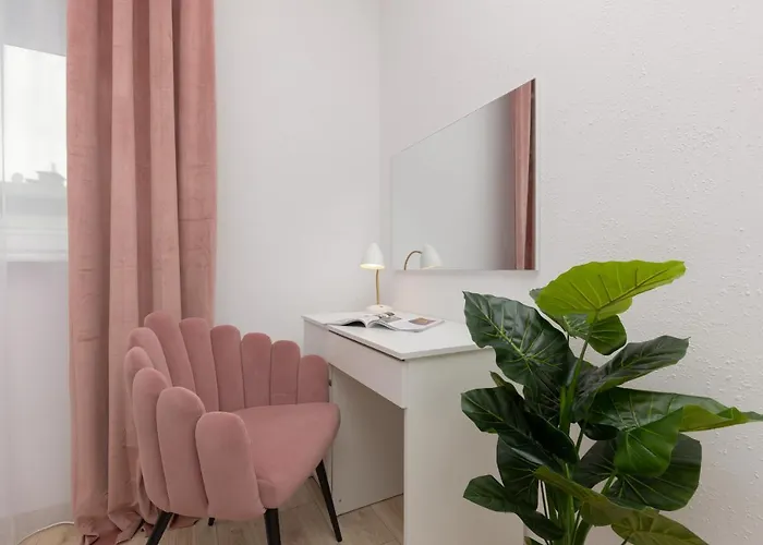 Metro Bemowo Two-storey Pelczynskiego By Renters ורשה