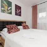 Metro Bemowo Two-storey Pelczynskiego By Renters Apartmán *