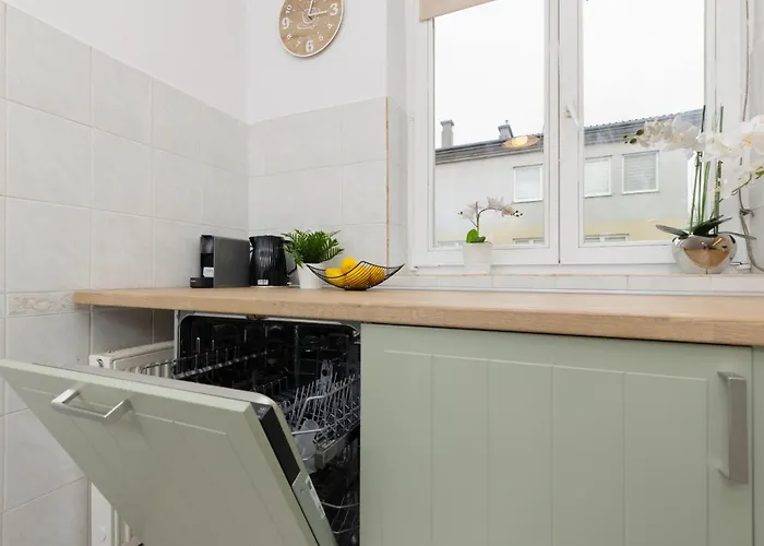 Metro Bemowo Two-storey Pelczynskiego By Renters Warschau